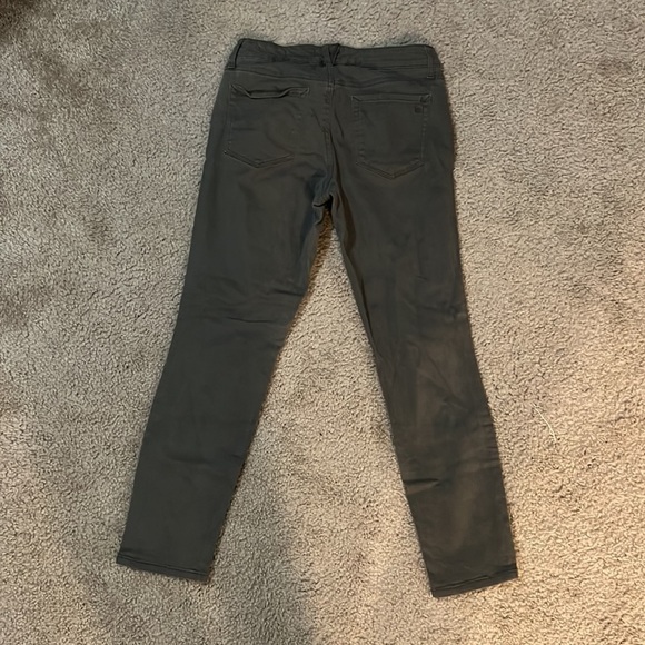MID rise crop pants, skinny. Green in color. - Picture 3 of 3